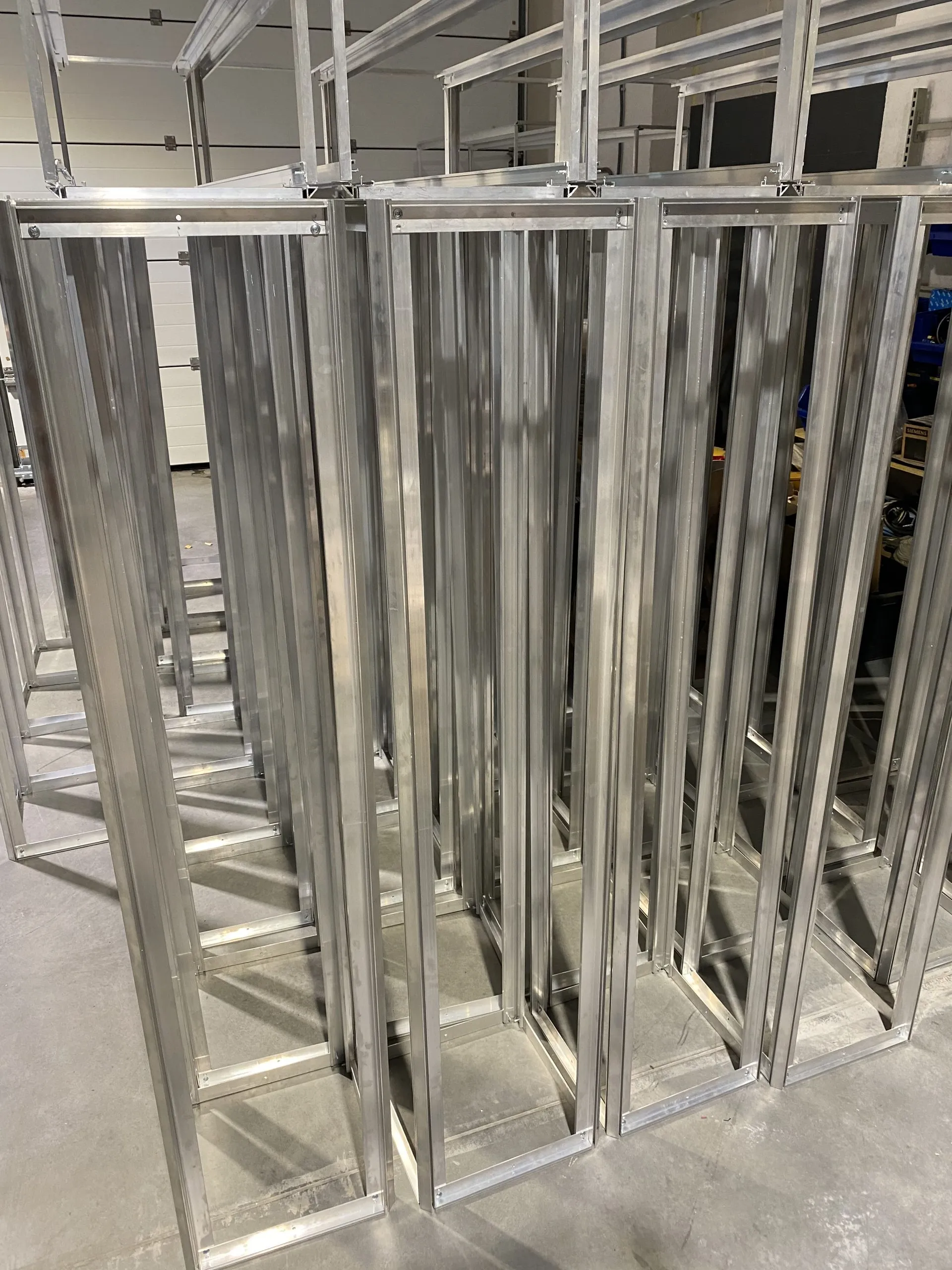 Fabricated machine assemblies supporting detail